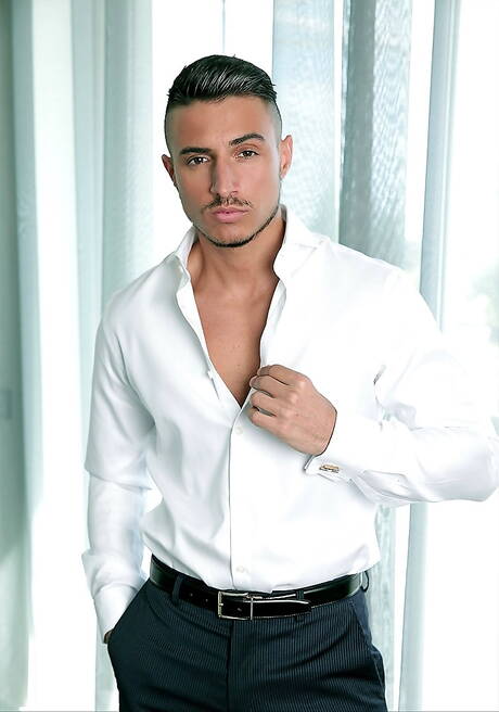 O garanhão canadense Carter Dane e o supergaranhão espanhol Klein Kerr se chupando e transando