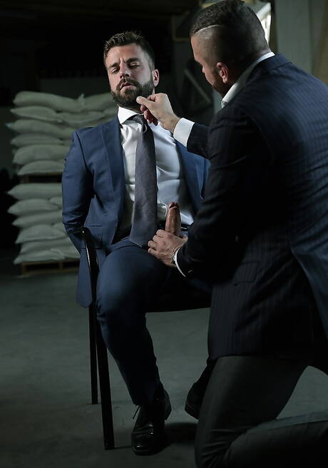 拉丁裔健美運動員埃米爾·博斯卡托和葡萄牙帥哥赫克托·德席爾瓦被捆綁