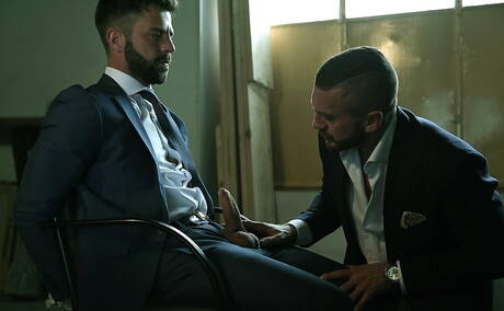 拉丁裔健美運動員埃米爾·博斯卡托和葡萄牙帥哥赫克托·德席爾瓦被捆綁