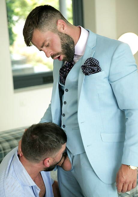 O musculoso português Hector De Silva e o urso gay espanhol Nicolas Brooks transam depois de chupar o pau