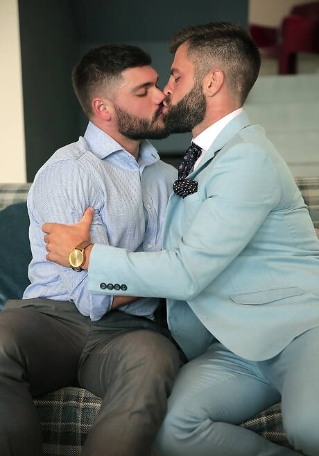 O musculoso português Hector De Silva e o urso gay espanhol Nicolas Brooks transam depois de chupar o pau