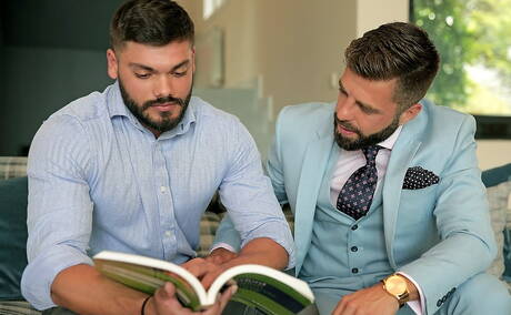 O musculoso português Hector De Silva e o urso gay espanhol Nicolas Brooks transam depois de chupar o pau