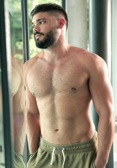 O musculoso português Hector De Silva e o urso gay espanhol Nicolas Brooks transam depois de chupar o pau