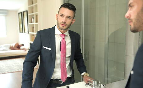 Andy Star, un homme latino-husky, et Dato Foland, un homme russe musclé, ont des relations sexuelles anales dans le bain