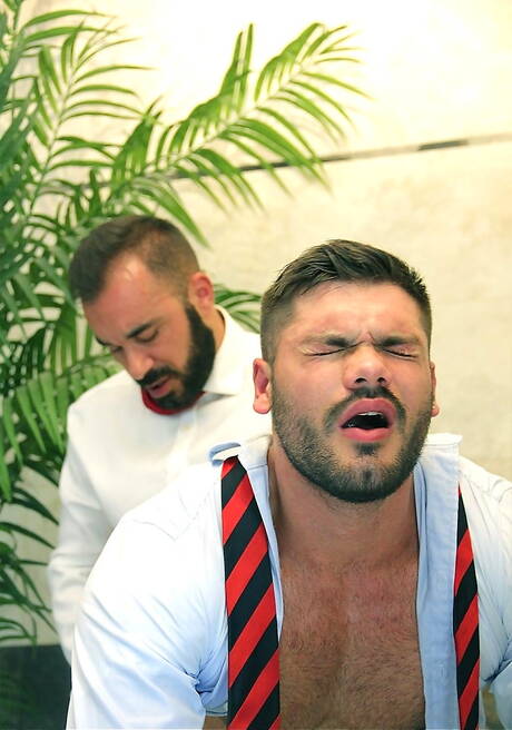 Der attraktive Nicolas Brooks und der attraktive Xavi Duran ficken nach dem Schwanzlutschen im Badezimmer