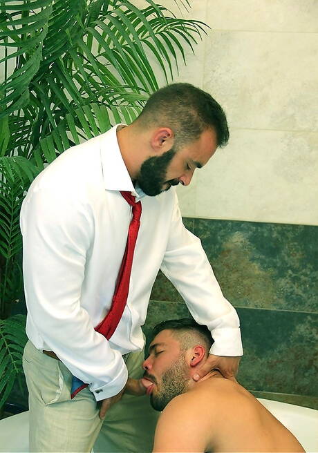 Der attraktive Nicolas Brooks und der attraktive Xavi Duran ficken nach dem Schwanzlutschen im Badezimmer