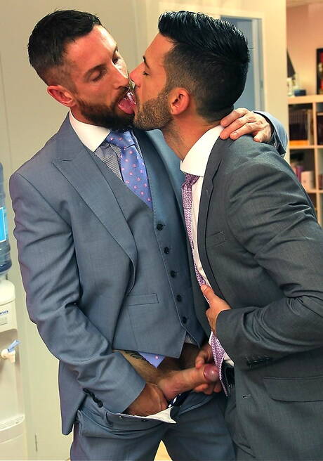 Der Latino-Schönling Andy Star und der starke englische Bulle Nick North haben eine heiße Paarszene