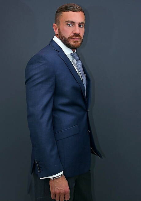 O musculoso latino Emir Boscatto e o garanhão Hugo Castellano em sexo anal quente