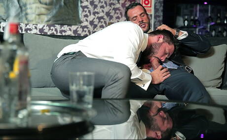 西班牙熊丹尼斯·維加和西班牙熊尼古拉斯·布魯克斯的火熱同性戀場景