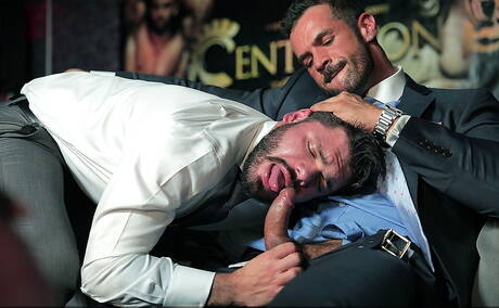 西班牙熊丹尼斯·維加和西班牙熊尼古拉斯·布魯克斯的火熱同性戀場景