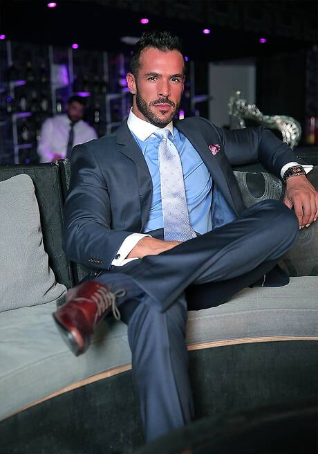 西班牙熊丹尼斯·維加和西班牙熊尼古拉斯·布魯克斯的火熱同性戀場景