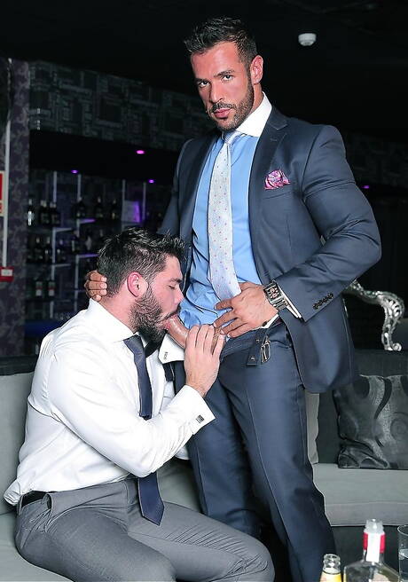 西班牙熊丹尼斯·維加和西班牙熊尼古拉斯·布魯克斯的火熱同性戀場景