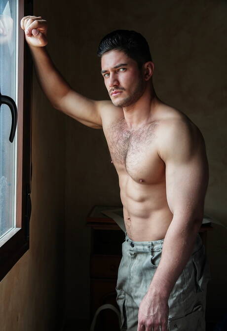 Spaanse harige beer Dani Robles en Russische hunk Dato Foland in hete anale seks buiten