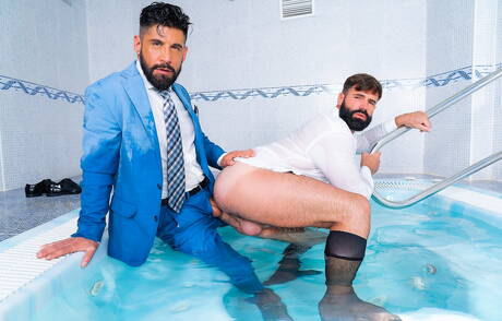 Der attraktive Dani Robles und der attraktive Justin Jett haben harten Analsex am Pool