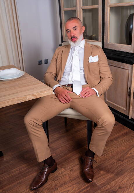 Superogier Adam Franco i mięśniak Sir Peter ruchają się w dupę po ssaniu kutasa