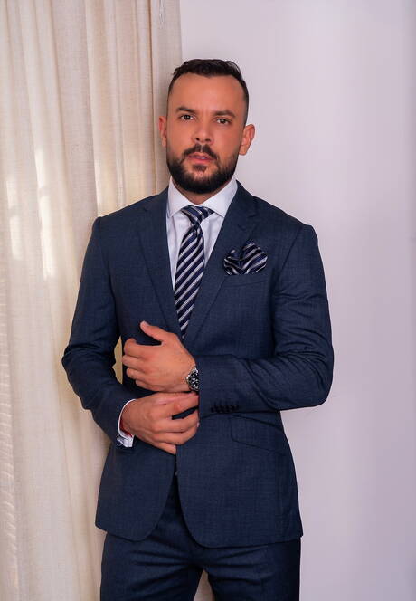 Superogier Adam Franco i mięśniak Sir Peter ruchają się w dupę po ssaniu kutasa