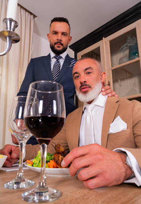 Superogier Adam Franco i mięśniak Sir Peter ruchają się w dupę po ssaniu kutasa
