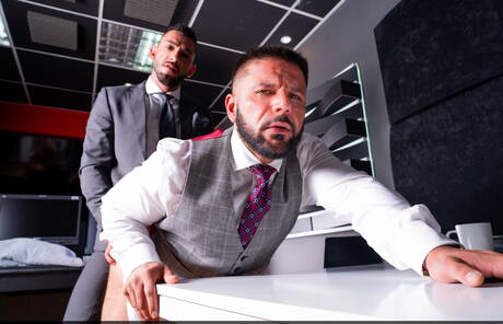 Hengst Leo La Rosa und der attraktive Little Brako bei heißer Arschfick-Action