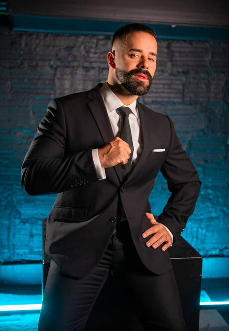 Francuski dojrzały niedźwiedź Teddy Torres rucha tyłek po ssaniu