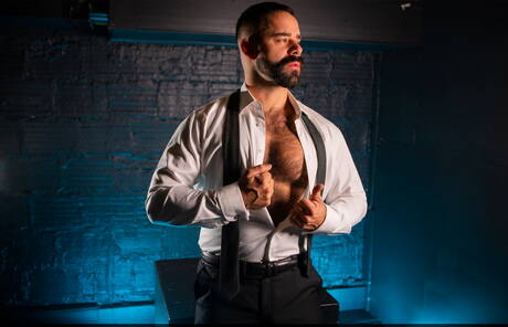 Francuski dojrzały niedźwiedź Teddy Torres rucha tyłek po ssaniu