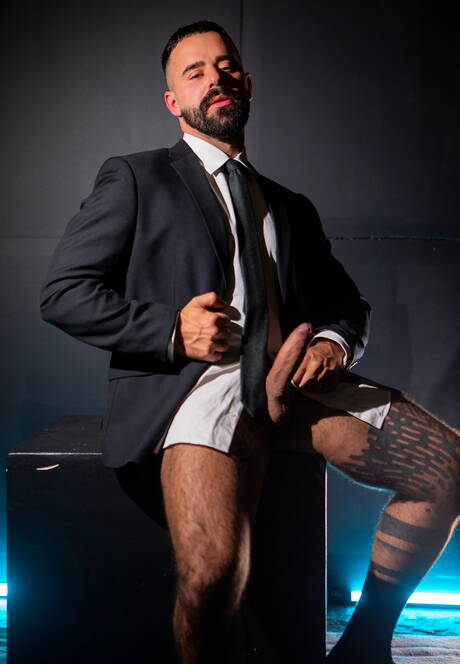 Francuski dojrzały niedźwiedź Teddy Torres rucha tyłek po ssaniu