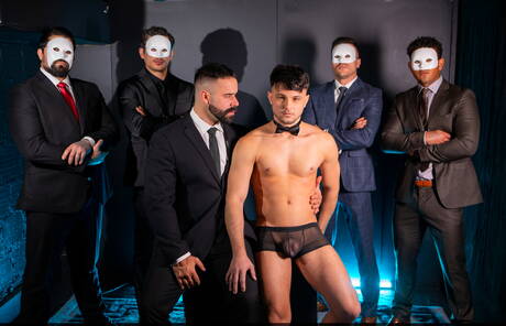 Francuski dojrzały niedźwiedź Teddy Torres rucha tyłek po ssaniu