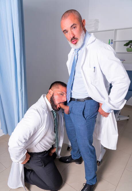 Der gut gebaute Adam Franco und der bullige Little Brako bohren einen Arsch