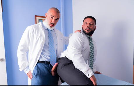 Der gut gebaute Adam Franco und der bullige Little Brako bohren einen Arsch