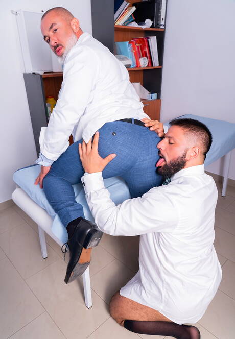 Der gut gebaute Adam Franco und der bullige Little Brako bohren einen Arsch