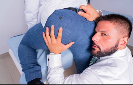 Der gut gebaute Adam Franco und der bullige Little Brako bohren einen Arsch