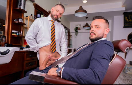 Der harte Kerl Dan Tyser und der portugiesische schwule Bär Sir Peter lutschen und ficken sich gegenseitig