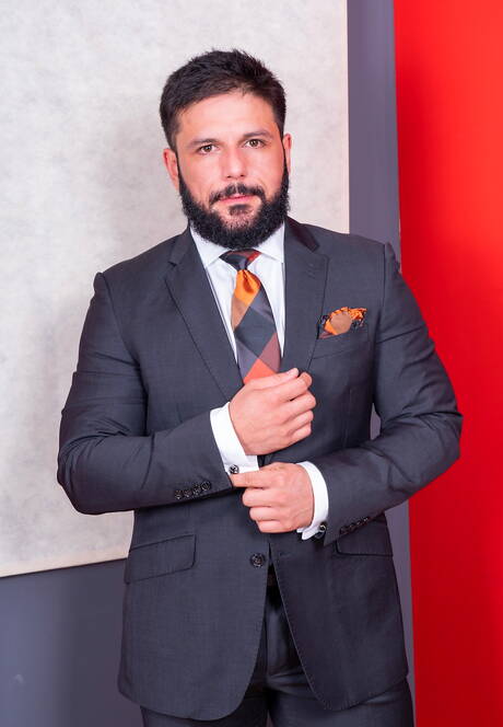 Der harte Kerl Cristian Sam und der Hengst Little Brako ficken nach dem Saugen in den Arsch