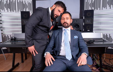 Der harte Kerl Cristian Sam und der Hengst Little Brako ficken nach dem Saugen in den Arsch