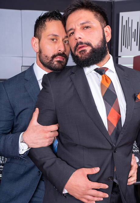 Der harte Kerl Cristian Sam und der Hengst Little Brako ficken nach dem Saugen in den Arsch