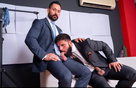 Der harte Kerl Cristian Sam und der Hengst Little Brako ficken nach dem Saugen in den Arsch