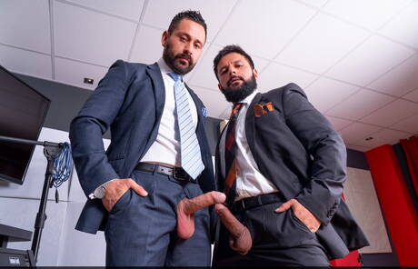 Der harte Kerl Cristian Sam und der Hengst Little Brako ficken nach dem Saugen in den Arsch