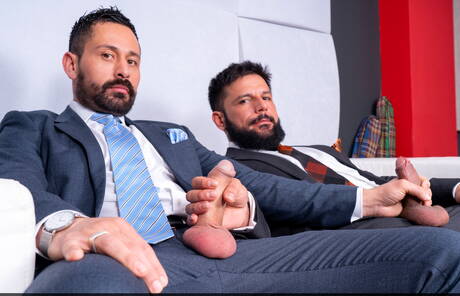 Der harte Kerl Cristian Sam und der Hengst Little Brako ficken nach dem Saugen in den Arsch