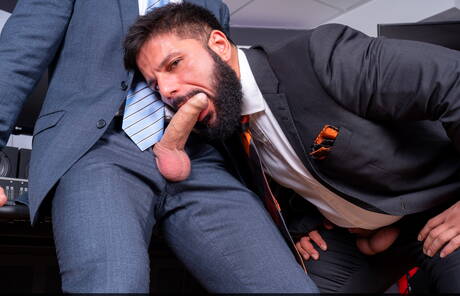 Der harte Kerl Cristian Sam und der Hengst Little Brako ficken nach dem Saugen in den Arsch