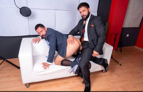 Der harte Kerl Cristian Sam und der Hengst Little Brako ficken nach dem Saugen in den Arsch