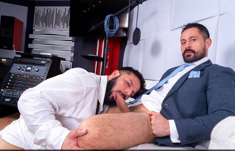 Der harte Kerl Cristian Sam und der Hengst Little Brako ficken nach dem Saugen in den Arsch