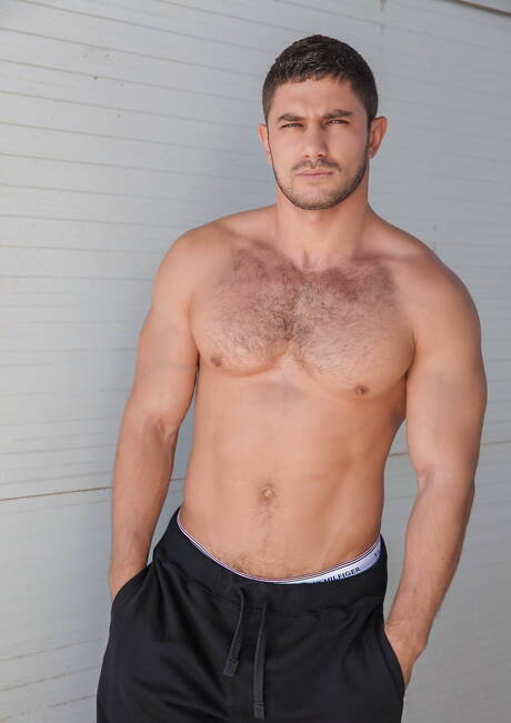 Le super étalon russe Dato Foland dans une action de baise anale torride en extérieur