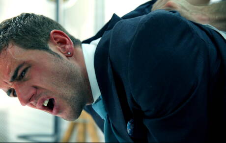 Der englische Husky Dan Broughton und der amerikanische Bulle Paul Wagner ficken in den Arsch, nachdem sie Schwänze gelutscht haben