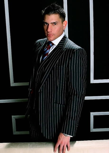 El supersemental Eric Lexis se masturba la polla