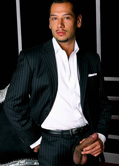 Stud Roberto rozbiera się i pokazuje tyłek