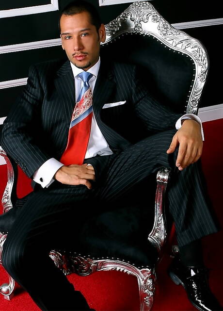 Stud Roberto rozbiera się i pokazuje tyłek