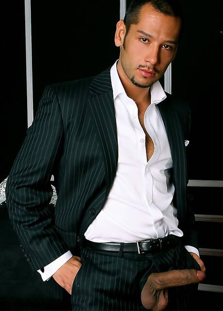 Stud Roberto rozbiera się i pokazuje tyłek