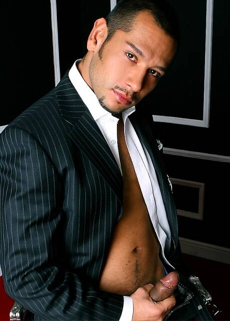 Stud Roberto rozbiera się i pokazuje tyłek