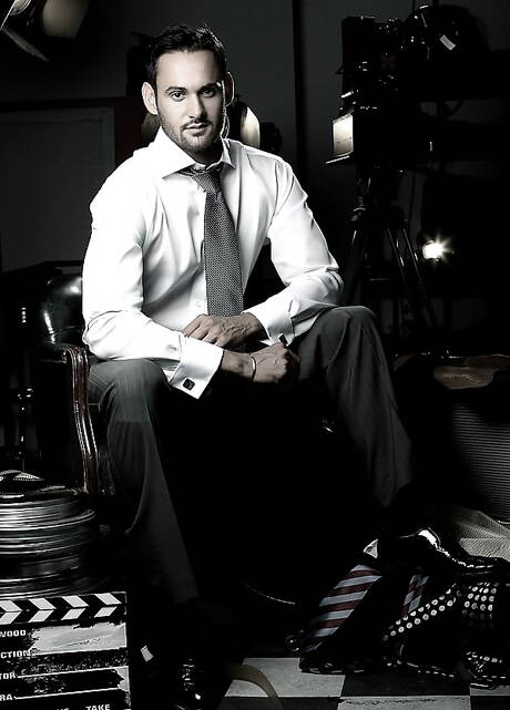 Der muskulöse Latino Marco Wilson zieht sich aus