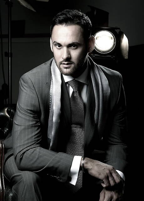 Der muskulöse Latino Marco Wilson zieht sich aus