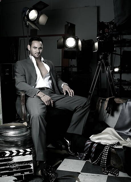 Der muskulöse Latino Marco Wilson zieht sich aus